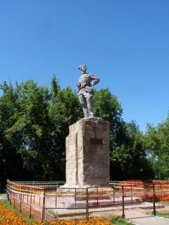 Памятник Чапаеву в ЧапаевскеИсторик из Чапаевска отправился в колыбель Революции на велосипеде велосипед велопутешественник 