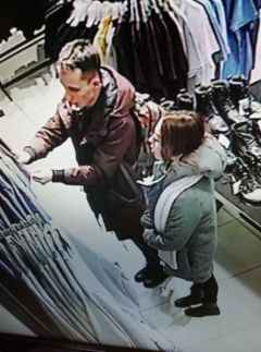 Полицейские устанавливают личности двух молодых людей, подозреваемых в хищении денег с утерянной банковской карты