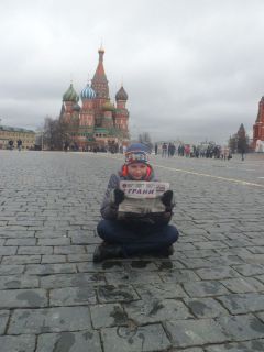 Москва, Красная площадь. Даниил с “Гранями”. Фото Артема ЖАРКОВАВ Москву с “Гранями”