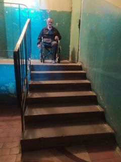 Казалось бы, шесть ступеней — и ты на улице. Для Анатолия Петрова эта лестница является главным препятствием для того, чтобы очутиться на свежем воздухе. Без пандуса спустить коляску его супруга не может.Среду доступной делает общество