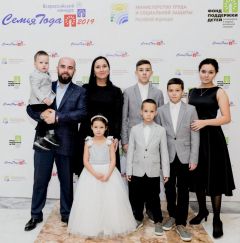 Семья Ананьевых перед церемонией награждения.  Фото из семейного альбомаНаша семья – лучшая в России