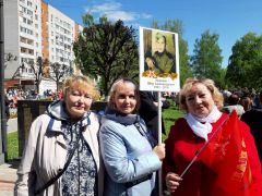 Елена ПАВЛОВА (в центре) с сестрамиМы — народ-победитель