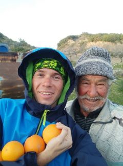 “Я встречаю очень много хороших людей”, — говорит Никита Гаврилов. Однажды утром он получил апельсины от дружелюбного турка.Никита Гаврилов: Не отказывай себе в счастье