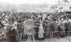 Участники митинга, посвященного перекрытию Волги. 4 ноября 1980 г.И понеслась Волга по новому руслу Чебоксарской ГЭС — 35 Чебоксарская ГЭС 