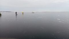 К моменту подхода спасателей льдину с рыбаками от берега отнесло на удаление 350 м.В Чувашии с дрейфующей льдины спасли 12 рыбаков-экстремалов  спасатели рыбаки ГИМС 