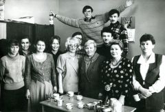 Отмечаем день рождения Риммы Васильевны Арсентьевой (третья справа), секретаря главного редактора. 1997 год.  По пути к коммунизму  или на грани… Граням - 35 
