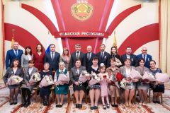  Трем семьям Чувашии Олег Николаев вручил медали ордена «Родительская слава» «Родительская слава» 