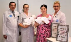 «Рожденные в вышивке»: Новорожденным в Чувашии дарят распашонки с национальными орнаментами  День чувашской вышивки 