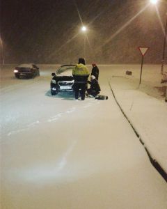 Фото vk.com/gibdd21Сотрудники ГИБДД Чувашии помогают водителям, застигнутым снегопадом снегопад 