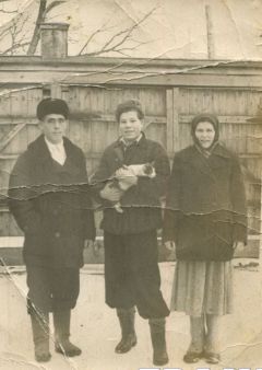 Петр Иванович (в центре) в 10 классе.Бобровы из Ельникова, или Главное в жизни — быть человеком Истоки и наследники 