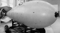 Первую советскую водородную бомбу называли еще “слойкой Сахарова”.Такой разный Сахаров Личность в истории Андрей Дмитриевич Сахаров 