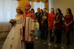 Наталья и Александр Николаевы в загсе Новочебоксарска получили свой первый семейный документ — свидетельство о заключении брака. Свадьба пела и плясала по-чувашски