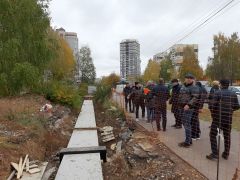 Ул. Винокурова, 68. Легкое ограждение у детской больницы не способно уберечь прохожих от несчастного случая, считают депутаты. Фото автораОктябрь подгоняет, или Вид пока, конечно, не евро