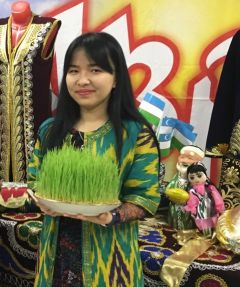 Саида Турдимуратова с символом праздника — проросшей пшеницей, из которой готовят сумаляк.Навруз – весенний Новый год Навруз Моя Держава 