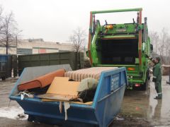 В Чебоксарах новые мусоровозы прессуют диваны и холодильники
