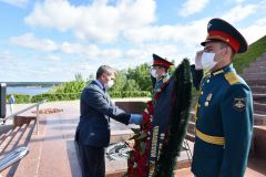В День памяти и скорби врио Главы Чувашии Олег Николаев возложил цветы к Вечному огню 75 лет Победе 