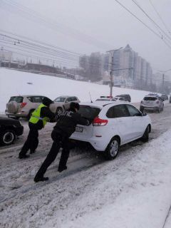 фото www.gibdd.ruСотрудники ГИБДД Чувашии помогают водителям, застигнутым снегопадом снегопад 
