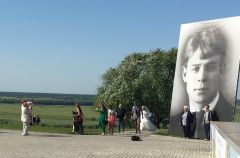 На берегу Оки у портрета Есенина туристы фотографируются на память.Я скажу: “Не надо рая, дайте родину мою” Моя Держава Литературная провинция 