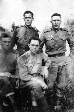20 мая 1945 года. Гвардии младший сержант Алексей Сергеев (стоит, слева) с фронтовыми товарищами. Разгадал замысел противника Бессмертный полк 