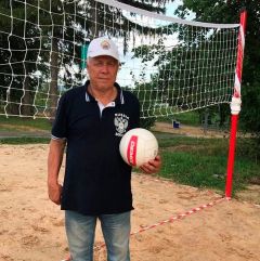 Юрий ПушкинВолонтер из деревни Сутчево обустроил волейбольную площадку волонтеры 