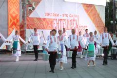 Глава Чувашии Олег Николаев поприветствовал участников фестиваля «Родники России» День Республики-2022 