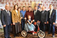 ПодарокГлава Чувашии подарил велотренажер девочке с ОВЗ из Красночетайского района Акция “Ёлка желаний” 