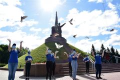 В День памяти и скорби врио Главы Чувашии Олег Николаев возложил цветы к Вечному огню 75 лет Победе 