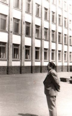 Первый директор Петр Митрофанов и его школа.  Фото из архива школыУ истоков пятой школа № 5 