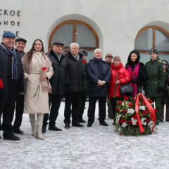 Фото из личного архива Владимира ЖивоваПредставители Чувашского культурного общества Санкт-Петербурга возложили цветы на Пискаревском кладбище память павших 