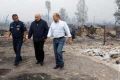 После пожаров в России требуется восстановить 2,5 тысячи домов пожары 