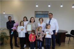 Сертификат - многодетной семьеМногодетная семья из Новочебоксарска получила сертификат на жилье Многодетная семья 