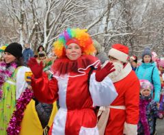  В Новочебоксарске состоялось традиционное Шествие Дедов Морозов и Снегурочек