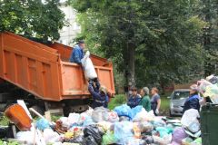 Фотографии до и после. В Новочебоксарске начали вывозить бытовой мусор мусор в городе вывоз мусора мусор 