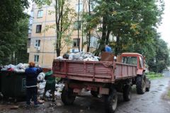 В Новочебоксарске начали вывозить бытовой мусор мусор в городе вывоз мусора мусор 