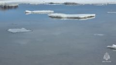 Рыбака, провалившегося под лед на Волге, удалось спасти
