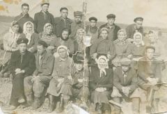 Бригада Георгия Охилькова. Лира Сергеева вторая слева во 2-м ряду.  Фото из архива Лиры НиколаевойБетонщица Лира