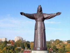 Монумент Матери-покровительнице.Объединяют чувашский язык  и монумент Матери Грани в Сети 