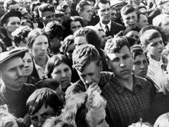 На улицах Москвы люди слушают радио, по которому в полдень 22 июня 1941 года объявили о начале войны.Так начиналась война Дата Бессмертный полк 
