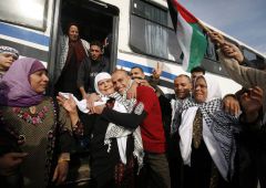 na_svobodu.jpgИзраиль освобождает первых заключенных в обмен на капрала Палестина израиль Гилад Шалит 