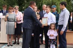 Глава администрации Новочебоксарска Дмитрий Пулатов, вручая мальчику награду, подчеркнул: “Герои в наше время еще есть. Спасибо родителям за то, что воспитали такого сына”.Спас тонущего ребенка
