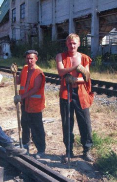 В.Перов (слева) в годы работы на “Химпроме”.  Фото из личного архиваЕсть частица моего труда Ностальгия 