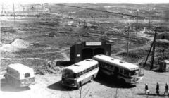 Конечная остановка “Спутник” на ул. Коммунистической. Отсюда ходили автобусы на химкомбинат и в Чебоксары. 1964 г.Первый день в Спутнике Это наша с тобой история 
