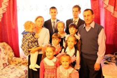 Снимок 2017 года, когда в семье было девять детей.  Фото из архива редакцииСчет 6:4, девочки лидируют семья 