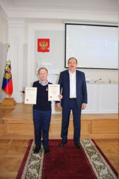 Евгений Егоров (слева)Инженером года стал сотрудник чувашского завода им. Чапаева Знай наших! 