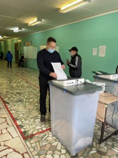 Голосование в Новочебоксарске. На фото - глава города А. ЕрмолаевВ Новочебоксарске явка на 12.00 - 18.05%, досрочно проголосовали 12.65% избирателей Выборы - 2022 