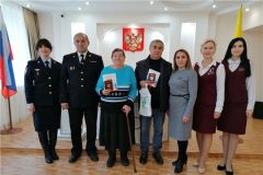 Вручение паспортовБывшие жители ДНР и ЛНР получили паспорта граждан РФ в Чувашии паспорт гражданина России 