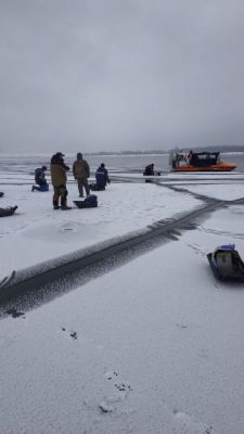  На Волге рядом с Новочебоксарском оторвалась льдина с рыбаками