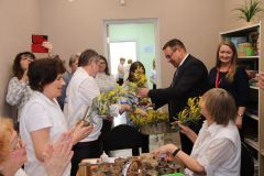 Женщин Центра тепло поздравил с 8 Марта глава администрации Новочебоксарска Дмитрий Пулатов.Надежный тыл обеспечивают “серебряные” волонтеры