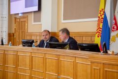 Денис Спирин и Евгений КадышевЕвгений Кадышев дал пояснения о изменениях в руководстве города Чебоксары