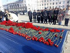 Фото Советская ЧувашияВ Чебоксарах жители города приносят цветы на площадь Республики Теракт в Крокус сити холл 